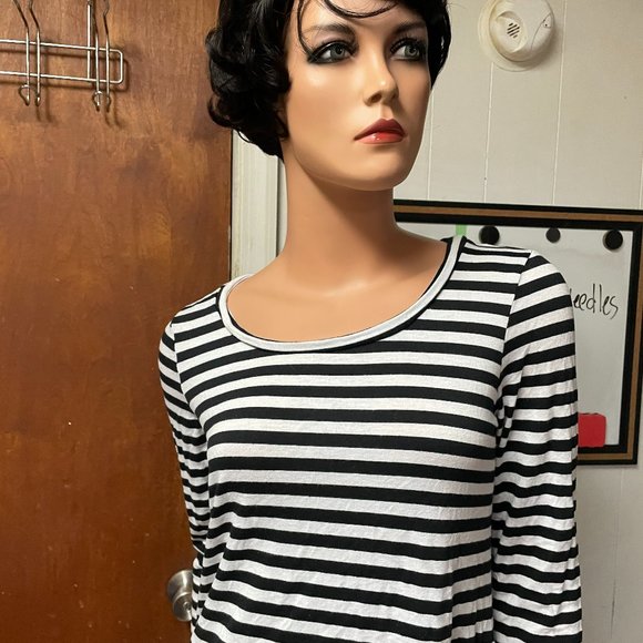 Black and White Striped Shirt with Zipper as a Design - Picture 2 of 4